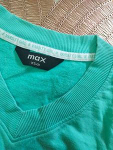 V-neck Crop Graphic T-shirt