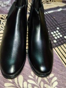 Stylish Black Chelsea Boots