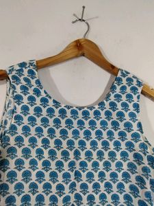 White With Blue Floral Print Kurta (Women&#39;s)