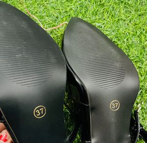 Chic Black Bow Heels