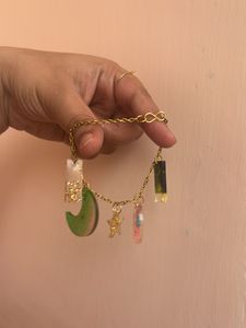 Five charms Resin bracelet