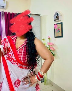 Elegant White &amp; Red Saree with padded blouse