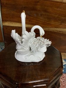 Price Drop!White Swan Couple Showpiece