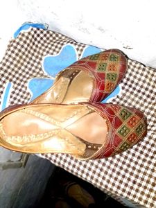 Embroidered Leather Juttis