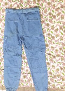 A blue jeans with belt