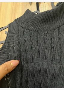 Sleeveless black Sweater