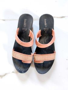 Sandal with a combination of peach and black colou