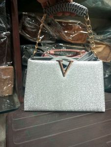 🤩Silver 'V' Detail  Sling Bag