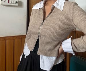 🌼 Beige Ribbed Zip-Up Sweater with White Collar🌼