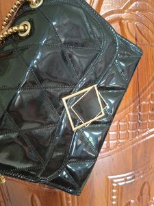 Chic Black Quilted Shoulder Bag 💚