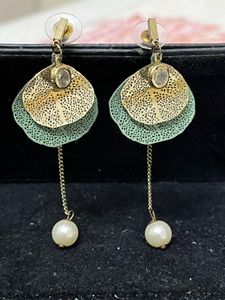 Pearl With Leaf Earing