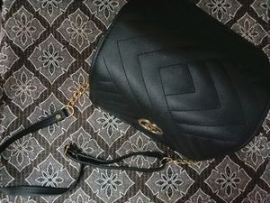 BLACK SLING BAG