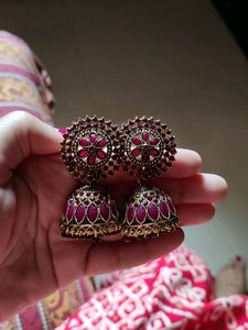 Red jhumka