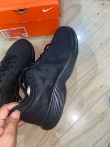 Nike Revolution 4 Unisex Sneakers