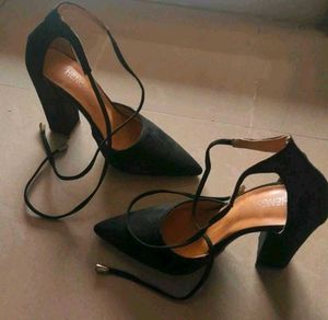 BLACK HEELS