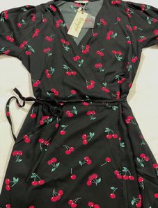 Berrylush Women Black &amp; RedCherry Printed V-Neck
