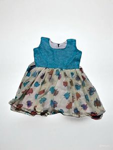 Beautiful sleeveless fit & flare frock with a whit