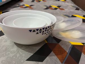 Set of 3 bowls with lids