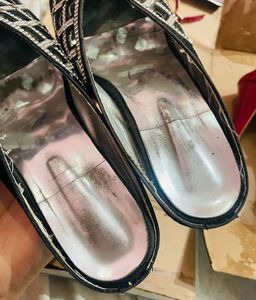 BEAUTIFUL BLACK HEELS WITH STONES