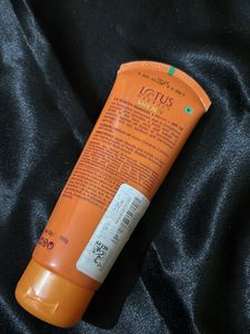 🌞 Lotus Herbals – Safe Sun UV Screen Matte Gel SP