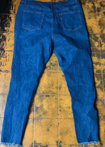 43010. Distressed Detail Jeans