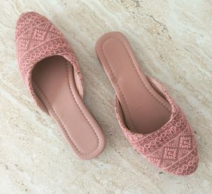 Pink Embroidered Jutti 🩷