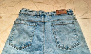 Retro 2000s style straight fit light wash jeans