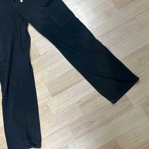 Black Cargo Pants. (Straight-Fit)