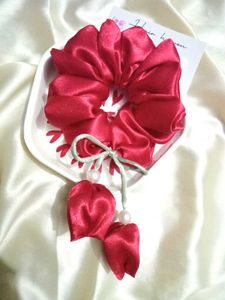 Tulip Pearl Scrunchie