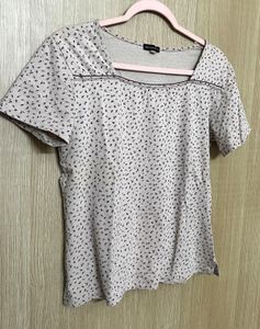 Soft Floral Blouse – Minimal &amp; Feminine