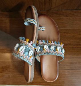 Slippers With Shell Design