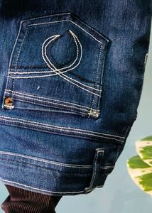 Women Relax Fit Capri Jeans