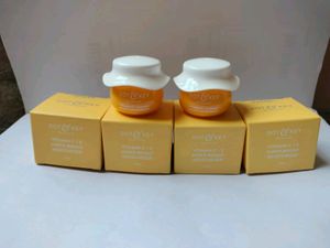 Dot & Key Vitamin C+E Bright Face Moisturizer 4
