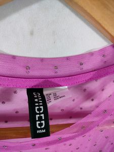 H&amp;M Branded Original Roes Casual Top (Women&#39;s)