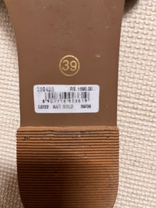 Inc.5 Ant Gold Colored Flats- size 39