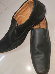 Paragon Max Black Leather Formal Shoes