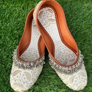 Embroidered Ghungroo White Juttis Women