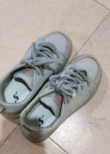 sneakers .....