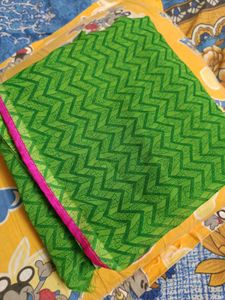 Floral Print Saree With Unsteach Blouse Piece