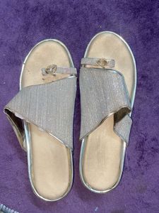 Golden heel for any occasion