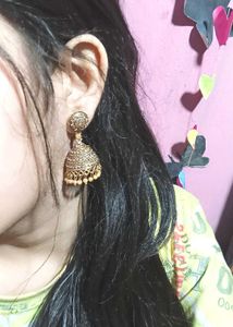women girl earing jhumka