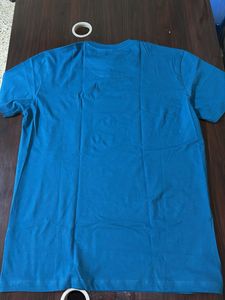 Levi&#39;s Holiday Mood Tee