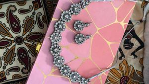 Elegant Silver Necklace &amp; Earring Set