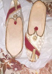 Groom's Mojri