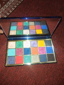 3 Eye shadow makeup palette