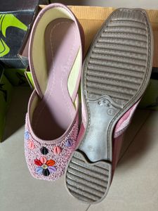 Women Embroidered Pink Juttis