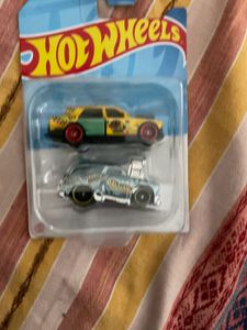 2 Hot wheels