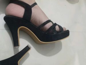 A Black Velvet High Heels