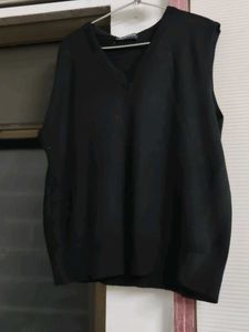 Sleeveless Black Top. can be wear in winter
