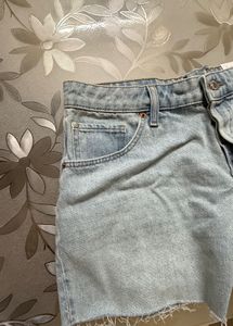 New With tag H&amp;M Denim Boyfriend Shorts Distress